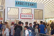 Schlange stehen am Arbeitsamt(Bild: Martin Schmitz)